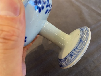 Paire de bols sur piedouches en porcelaine de Chine en bleu et blanc, Kangxi