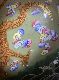 Een grote Chinese famille rose 'hu' vaas met draken op celadon fondkleur, 19e eeuw