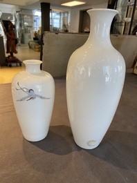 Deux vases en porcelaine de Chine famille rose &agrave; d&eacute;cor de femmes, un au marque de Qianlong, 20&egrave;me