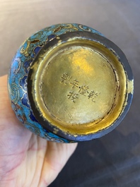 Een Chinese flesvormige cloisonn&eacute; vaas, Qianlong merk en mogelijk periode