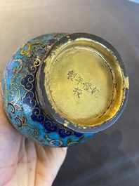 Vase de forme bouteille en &eacute;maux cloisonn&eacute;s, marque et peut-&ecirc;tre &eacute;poque de Qianlong