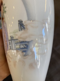 Deux vases en porcelaine de Chine famille rose &agrave; d&eacute;cor de femmes, un au marque de Qianlong, 20&egrave;me