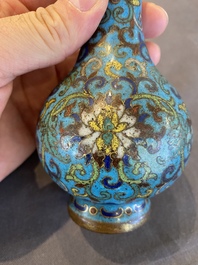Vase de forme bouteille en &eacute;maux cloisonn&eacute;s, marque et peut-&ecirc;tre &eacute;poque de Qianlong
