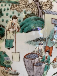 Een Chinese famille verte vissenkom met decor van de zijdeproductie, 19e eeuw