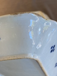 Paire de coupes de forme rectangulaire en porcelaine de Chine en bleu et blanc &agrave; d&eacute;cor d'harengs, Qianlong