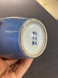 Deux vases en porcelaine de Chine en bleu monochrome, marque de Kangxi et Guangxu, 19/20&egrave;me