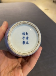 Deux vases en porcelaine de Chine en bleu monochrome, marque de Kangxi et Guangxu, 19/20&egrave;me