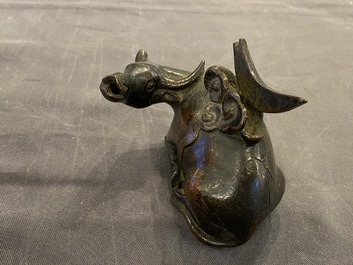 Een Chinese bronzen spiegelhouder met een hert, late Ming