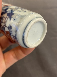 Tabati&egrave;re en porcelaine de Chine en bleu, blanc et rouge de cuivre, 19&egrave;me