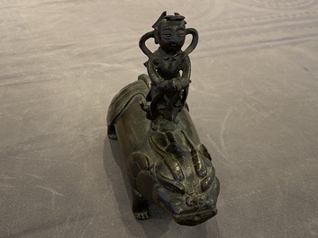 Een Chinese bronzen waterdruppelaar in de vorm van een bixi met berijder, Ming