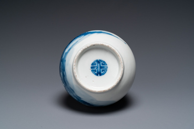 Vase de forme bouteille en porcelaine de Chine 'Bleu de Hue' pour le Vietnam, marque Thọ 壽, 19&egrave;me