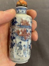 Tabati&egrave;re en porcelaine de Chine en bleu, blanc et rouge de cuivre, 19&egrave;me