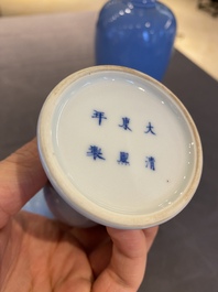 Deux vases en porcelaine de Chine en bleu monochrome, marque de Kangxi et Guangxu, 19/20&egrave;me