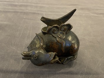 Support de miroir en forme de cerf en bronze, Chine, fin de la dynastie Ming