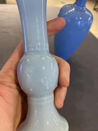 Deux vases en porcelaine de Chine en bleu monochrome, marque de Kangxi et Guangxu, 19/20&egrave;me