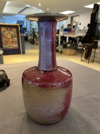 Vase de forme maillet en porcelaine de Chine &agrave; &eacute;mail flamb&eacute;, 19/20&egrave;me