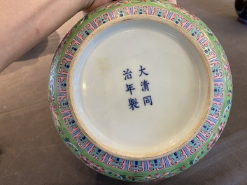 Een Chinese famille rose zhadou met groene fondkleur, Tongzhi merk maar wellicht later
