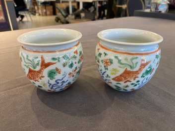 Paire de petites jardini&egrave;res en porcelaine de Chine wucai &agrave; d&eacute;cor de carpes, 19&egrave;me