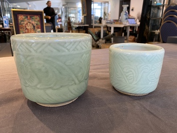 Twee Chinese celadon penselenbekers met onderglazuur decor, 19e eeuw