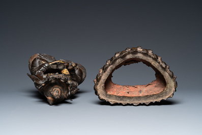 Een Chinese deels vergulde bronzen Guanyin op een lotustroon, Ming