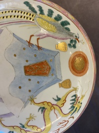 Een Chinese famille rose dekseldoos met een draak en een feniks, Jing Yuan Tang Zhi 靜遠堂製 merk, Republiek