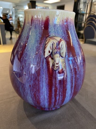 Vase de forme 'hu' en porcelaine de Chine &agrave; &eacute;mail flamb&eacute;, 19/20&egrave;me