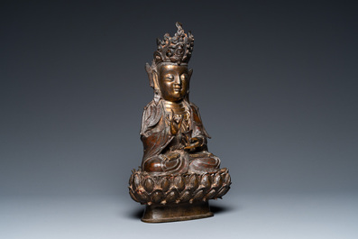 Statue de Guanyin sur tr&ocirc;ne de lotus en bronze partiellement dor&eacute;, Chine, Ming