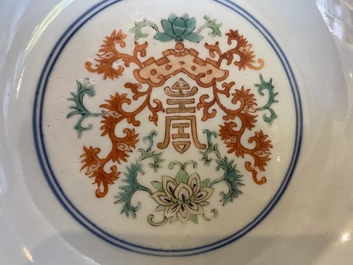 Een Chinese famille rose 'Shou' kom, Qianlong merk, 19e eeuw