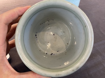 Deux pots &agrave; pinceaux en porcelaine de Chine en c&eacute;ladon &agrave; d&eacute;cor sous l'&eacute;mail, 19&egrave;me