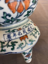 Br&ucirc;le-parfum tripod en porcelaine de Chine doucai, marque de Chenghua, 19/20&egrave;me