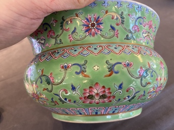 Crachoir en porcelaine de Chine famille rose &agrave; fond vert de citron, marque de Tongzhi mais probablement post&eacute;rieur