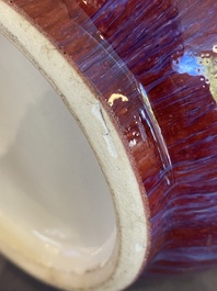 Vase de forme 'hu' en porcelaine de Chine &agrave; &eacute;mail flamb&eacute;, 19/20&egrave;me