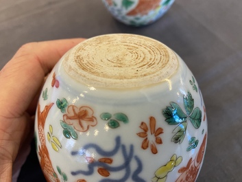 Paire de petites jardini&egrave;res en porcelaine de Chine wucai &agrave; d&eacute;cor de carpes, 19&egrave;me