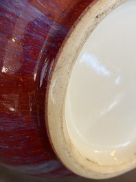 Vase de forme 'hu' en porcelaine de Chine &agrave; &eacute;mail flamb&eacute;, 19/20&egrave;me
