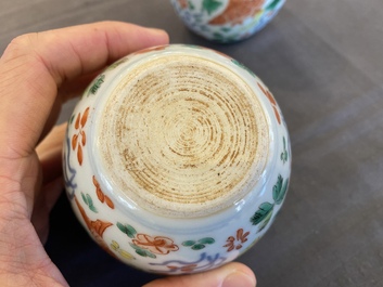 Paire de petites jardini&egrave;res en porcelaine de Chine wucai &agrave; d&eacute;cor de carpes, 19&egrave;me