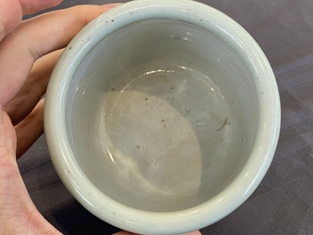 Deux pots &agrave; pinceaux en porcelaine de Chine en c&eacute;ladon &agrave; d&eacute;cor sous l'&eacute;mail, 19&egrave;me