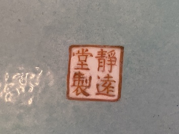 Een Chinese famille rose dekseldoos met een draak en een feniks, Jing Yuan Tang Zhi 靜遠堂製 merk, Republiek