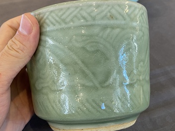 Twee Chinese celadon penselenbekers met onderglazuur decor, 19e eeuw