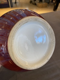 Vase de forme 'hu' en porcelaine de Chine &agrave; &eacute;mail flamb&eacute;, 19/20&egrave;me