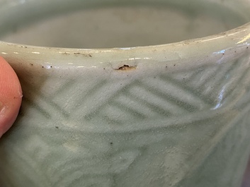 Deux pots &agrave; pinceaux en porcelaine de Chine en c&eacute;ladon &agrave; d&eacute;cor sous l'&eacute;mail, 19&egrave;me