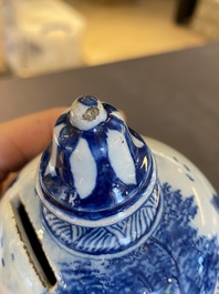 Tirelire de forme triple gourde en fa&iuml;ence de Delft en bleu et blanc, d&eacute;but du 18&egrave;me