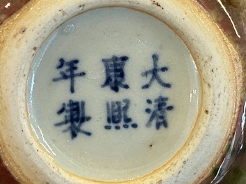 Een Chinese dekseldoos voor zegelpasta met perzikbloesemglazuur, Kangxi merk, 19e eeuw