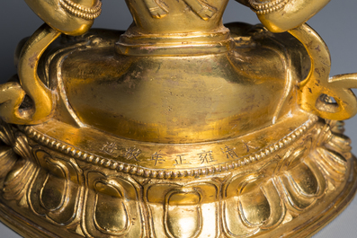 Een Chinese vergulde bronzen Avalokitesvara, Yongzheng merk en periode