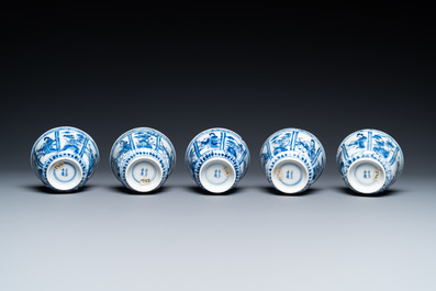 Zes Chinese blauw-witte schotels en vijf koppen, Qi Yu Tang Zhi 奇玉堂製 merk, Kangxi
