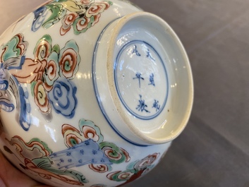 Bol en porcelaine de Chine famille verte &agrave; d&eacute;cor d'immortels, marque de Chenghua, 19/20&egrave;me