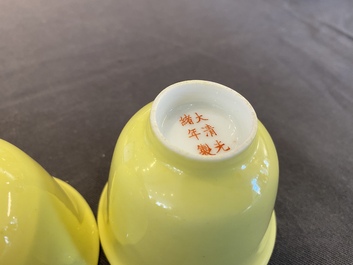 Paire de tasses &agrave; vin en porcelaine de Chine en jaune monochrome, marque de Guangxu, 20&egrave;me