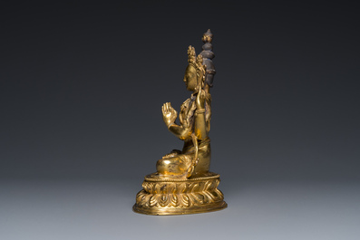 Statue d'Avalokitesvara en bronze dor&eacute;, Chine, marque et &eacute;poque de Yongzheng