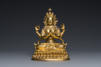 Een Chinese vergulde bronzen Avalokitesvara, Yongzheng merk en periode