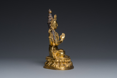 Een Chinese vergulde bronzen Avalokitesvara, Yongzheng merk en periode