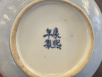 Lave-pinceaux en porcelaine de Chine en bleu de lavande monochrome, marque de Kangxi, 19&egrave;me